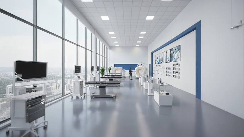 باحثة أمام طاولة عمل معملية تحضّر عينات للتحليل الجزيئي